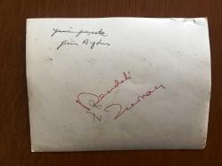 NEJAT UYGUR'UN ORİJİNAL 2'Lİ FOTOĞRAF SETİ - 16 x 12 cm EBADINDA - SİYAH & BEYAZ - NEJAT UYGUR BİR TİYATRO OYUNUNDA PALYAÇO KOSTÜMÜYLE OYUNUNU SERGİLERKEN SAHNE ARKADAŞLARIYLA BİRLİKTE ÇEKİLMİŞ 2 FARKLI KARE