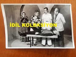 NEJAT UYGUR'UN ORİJİNAL FOTOĞRAFI - 18 x 12 cm EBADINDA - SİYAH & BEYAZ - NEJAT UYGUR'UN BİR TİYATRO OYUNUNDA SAHNE ARKADAŞLARIYLA BİRLİKTE OYUNUNU SERGİLERKEN ÇEKİLMİŞ BİR KARE