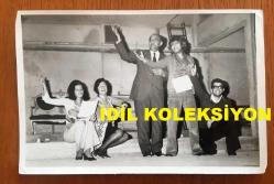 NEJAT UYGUR'UN ORİJİNAL FOTOĞRAFI - 18 x 12 cm EBADINDA - SİYAH & BEYAZ - NEJAT UYGUR'UN BİR TİYATRO OYUNUNDA SAHNEDE AİLESİYLE BİRLİKTE OYUNUNU SERGİLERKEN ÇEKİLMİŞ BİR KARE