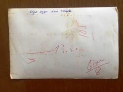 NEJAT UYGUR'UN ORİJİNAL FOTOĞRAFI - 18 x 12 cm EBADINDA - SİYAH & BEYAZ - NEJAT UYGUR'UN BİR TİYATRO OYUNUNDA SAHNEDE AİLESİYLE BİRLİKTE OYUNUNU SERGİLERKEN ÇEKİLMİŞ BİR KARE