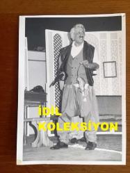 Efemera - NEJAT UYGUR'UN ORİJİNAL FOTOĞRAFI - 17,5 x 12,5 cm EBADINDA - SİYAH & BEYAZ - NEJAT UYGUR'UN SAHNEDE EŞİ NECLA UYGUR İLE EL ELE TUTUŞUP SEYİRCİLERİ SELAMLADIĞI ANLARDAN GÜZEL BİR KARE - kitantik - kitaLog