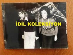 NEJAT UYGUR'UN ORİJİNAL FOTOĞRAFI - 17,5 x 12,5 cm EBADINDA - SİYAH & BEYAZ - NEJAT UYGUR'UN SAHNEDE EŞİ NECLA UYGUR İLE EL ELE TUTUŞUP SEYİRCİLERİ SELAMLADIĞI ANLARDAN GÜZEL BİR KARE