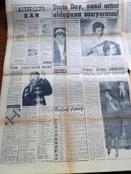 Yeni İstanbul Gazetesi - 20 Kasım 1960 - Birlik İhtiyacımız Yazan Habib Edib Törehan Köşe Yazısı - Ek Af Kanunu Yarın Çıkıyor - Milli Birlik Komitesi Kanunu Dün  Kabul Etti - Müşavirlerden 6 sı Daha Yurd Dışına Gönderildi - Bebek Davası Adnan Menderes Dün Müdafaasını Yaptı - Türk İşçisi de Hakkını Alacak - Meçhul Sevgili Nakleden Refik Özdek Yazı Dizisi - Sakallı Diktatörü Karşı Uçak Gemisi - James Bond Çizen Jan Fleming - Cici Teyze Çizen Saunders Ve Ernst - Eğlence Rehberi - İstanbul Ankara Radyosu Programı -  Kızıllar Küba'yı Silah Deposu Haline Getirmiş - Birleşik Amerika'nın Yeni Devlet Başkanının Enteresan Bir Yazısı Yazan John F. Kennedy - Doris Day Nasıl Artist Olduğuna Şaşıyormuş - Fenerbahçe Altınordu'ya Puan Kaptırdı - Yüksek Adalet Divanı Önünde Yassıada Duruşması