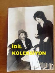 NEJAT UYGUR'UN ORİJİNAL FOTOĞRAFI - 17,5 x 12,5 cm EBADINDA - SİYAH & BEYAZ - NEJAT UYGUR'UN EŞİ NECLA UYGUR İLE SAHNE ARKASINDA OLDUKLARI ANLARDAN BİR KARE