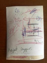 NEJAT UYGUR'UN ORİJİNAL FOTOĞRAFI - 17,5 x 12,5 cm EBADINDA - SİYAH & BEYAZ - NEJAT UYGUR'UN EŞİ NECLA UYGUR İLE SAHNE ARKASINDA OLDUKLARI ANLARDAN BİR KARE