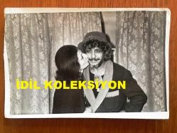 NEJAT UYGUR'UN ORİJİNAL FOTOĞRAFI - 17,5 x 12,5 cm EBADINDA - SİYAH & BEYAZ - NEJAT UYGUR'U EŞİ NECLA UYGUR'UN YANAĞINDAN ÖPTÜĞÜ ÇOK GÜZEL BİR KARE