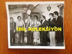 NEJAT UYGUR'UN ORİJİNAL FOTOĞRAFI - 15 x 12 cm EBADINDA - SİYAH & BEYAZ - NEJAT UYGUR'UN SAHNEDE TİYATRO ARKADAŞLARIYLA KOL KOLA POZ VERDİĞİ GÜZEL BİR KARE