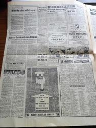 Hürriyet Gazetesi - 1 Haziran 1960 - Dahiliye Vekili Tümgeneral Muharrem İhsan Kızıloğlu Dün Sabık İktidar Şefleri Hesap Gününü Bekliyor Dedi - İstanbulda Gece Yasağı 3 Saate Kadar İndi - Vali Refik Tulga Taşlıtarlada Dargınları Barıştırdı - İsimsiz Kadın Aşk Ve His Romanı Yazan Theresa Drake Yazı Dizisi - Kanser Hakkında Son Bilgiler - Ankarada Hürriyet Mücadelesi Nasıl Başlamıştı - Allah Çocukları Unuttu Yazan Oya Baydar Yazı Dizisi - Hürrem Sultan Yazan Feridun Fazıl Tülbentçi  Yazı Dizisi -  Celal Bayar Migros Ve Gima'da En Büyük Hissedar - Gökler Hakimi Gordon Çizgi Roman -Milli Birliğin Işığı Altında İzmir Tarihî Bir Gün Yaşadı - Güreş Milli Takımlarımız Dün Burgaz'a Hareket Etti - Orgeneral Cemal Gürsel Dün Basın Toplantısı Yaptı - Sabık İktidar Mensupları Hakkında Tahkikat Açılması Dün Kararlaştırıldı - Hürriyet Şehidi Teğmen Ali İhsan Kalmaz - Tuğgeneral Sıtkı Ulay - Kurmay Albay Alparslan Türkeş Dün Başvekalet Müsteşarı Oldu