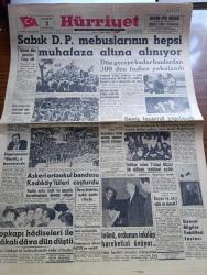 Hürriyet Gazetesi - 2 Haziran 1960 - Sabık Demokrat Parti Mebuslarının Hepsi Muhafaza Altına Alınıyor - Devlet Ve Hükümet Tesisi Cemal Gürsel Dün Gençlere Hitap Etti - İstanbul Valisi Ethem Yetkiner 2 Ayda Bankalardan 300 Bin Lira Çekmiş Mükerrem Sarol'un Da 2 Otomobili Ele Geçti - İntihar Eden Tokyo Elçisi Süreyya Anderiman İle Alakalı Tahkikat Açıldı - Sabık Uşak Valisi İlhan Engin - Topkapı Hadiseleri İle Alakalı Dava Düştü - Celal Bayar'ın Elçi Oğlu Turgut Bayar Ne Olacak - Konya Köylerine Uçakla Gazete Atılacak - Askeri Ortaokulda Bandosu Kadıköylüleri Coşturdu - İsmet İnönü Ordunun İnkılap Hareketini Övüyor - İsimsiz Kadın Aşk Ve His Romanı Yazan Theresa Drake Yazı Dizisi - Dedektif Nik'in Maceraları Çizgi Roman - İstanbul Sinema Programı - Kalp Aldanmaz Aşk Ve Macera Romanı Çizen Faruk Geç - Allah Çocukları Unuttu Yazan Oya Baydar - İzmir Hürriyet Mücadelesine Nasıl Katılmıştı - Hürrem Sultan Yazan Feridun Fazıl Tülbentçi Yazı Dizisi - Topkapı Hadiselerinden Fotoğraflar - Fatoş