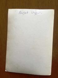 NEJAT UYGUR'UN ORİJİNAL FOTOĞRAFI - 18 x 13 cm EBADINDA - SİYAH & BEYAZ - NEJAT UYGUR KUCAĞINA ALDIĞI 2 KÜÇÜK KIZ ÇOCUĞU İLE GÜLÜMSERKEN ÇEKİLMİŞ ÇOK GÜZEL BİR FOTOĞRAF