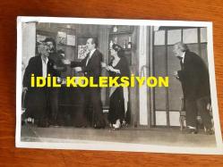 NEJAT UYGUR'UN ORİJİNAL FOTOĞRAFI - 18 x 12 cm EBADINDA - SİYAH & BEYAZ - NEJAT UYGUR TİYATRO SAHNESİNDE TİYATROCU ARKADAŞLARIYLA OYUN SERGİLERKEN ÇEKİLMİŞ BİR KARE