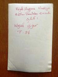 NEJAT UYGUR'UN ORİJİNAL FOTOĞRAFI - 18 x 12 cm EBADINDA - SİYAH & BEYAZ - NEJAT UYGUR'A SAHNEDE HEDİYE EDİLEN BAVULDAN ÇOCUK ÇIKARKEN ÇEKİLMİŞ GÜZEL BİR FOTOĞRAF