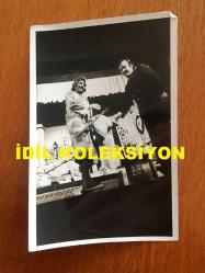 NEJAT UYGUR'UN ORİJİNAL FOTOĞRAFI - 18 x 12 cm EBADINDA - SİYAH & BEYAZ - NEJAT UYGUR TİYATRO SAHNESİNDE KILICI İLE ROLÜNÜ OYNARKEN ÇEKİLMİŞ BİR KARE