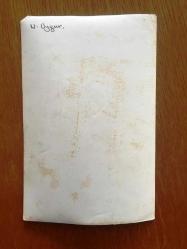 NEJAT UYGUR'UN ORİJİNAL FOTOĞRAFI - 18 x 12 cm EBADINDA - SİYAH & BEYAZ - NEJAT UYGUR TİYATRO SAHNESİNDE KILICI İLE ROLÜNÜ OYNARKEN ÇEKİLMİŞ BİR KARE