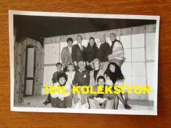 NEJAT UYGUR'UN ORİJİNAL FOTOĞRAFI - 18 x 12 cm EBADINDA - SİYAH & BEYAZ - NEJAT UYGUR, SAHNE ARKADAŞLARI ve AİLESİYLE TOPLUCA POZ VERİRKEN ÇEKİLMİŞ ÇOK GÜZEL BİR KARE, EN ÖNDE OTURAN OĞULLARI SÜHEYL UYGUR ve BEHZAT UYGUR