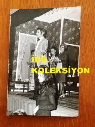 NEJAT UYGUR'UN ORİJİNAL FOTOĞRAFI - 18 x 12 cm EBADINDA - SİYAH & BEYAZ - NEJAT UYGUR SAHNEDE SEYİRCİLERE ASUMAN TUĞBERK'İ TAKDİM EDERKEN ÇEKİLMİŞ BİR FOTOĞRAF