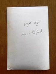 NEJAT UYGUR'UN ORİJİNAL FOTOĞRAFI - 18 x 12 cm EBADINDA - SİYAH & BEYAZ - NEJAT UYGUR SAHNEDE SEYİRCİLERE ASUMAN TUĞBERK'İ TAKDİM EDERKEN ÇEKİLMİŞ BİR FOTOĞRAF