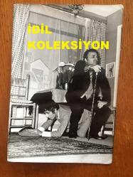 NEJAT UYGUR'UN ORİJİNAL FOTOĞRAFI - 18 x 12 cm EBADINDA - SİYAH & BEYAZ - NEJAT UYGUR ve EKREM DÜMER TİYATRO OYUNUNDA BİRLİKTE SAHNE ALIRKEN ÇEKİLMİŞ BİR KARE