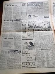 Hürriyet Gazetesi - 18 Haziran 1960 - Maliye Vekili Ekrem Alican Milyarlık Borçları Açıkladı - Hazine İmkanlarını Tüketen Sabıklar Sadece 16 Ton Serbest Altın Bırakmış - Yüksek Adalet Divanı Çalışmalarını Tanzim Eden Kanun Hazırladı - 12 Üniversitelinin Aramaya Rağmen İzleri Bulunamadı - Devlet Demiryolları'nda 675 Bin Liralık Bir Suistimal Meydana Çıkarıldı - Dün Eyüp'te Yapılan Büyük Hürriyet Mitingi - İstanbul Valisi Refik Tulga Estergon Fatihi Mehmet Paşa'nın Kabrini Ziyaret Etti - Türkiye Musevi Cemaati Reisi Hahambaşı Rafael Saban Dini Sembol Kolyesini Hazineye Hediye Etti - Suriye'de Türk Parası Yükseldi - İsimsiz Kadın Aşk Ve His Romanı Yazan Theresa Drake Yazı Dizisi - İstanbul Radyosu Müdürü Kurmay Binbaşı Kenan Ersoy Dün İmam Hatip Okulu Öğrencileriyle Konuştu - Dedektif Nik'in Maceraları Çizgi Roman -  Adnan Pekak Çakıl Gazinosunda - Mukaddes Sır Aşk Ve Macera Romanı Çizen Faruk Geç -  Gina Lolobrigida Yüzünden Toronto Harp Meydanına Döndü - Gürsel Kupası