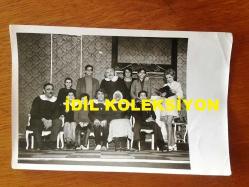 NEJAT UYGUR'UN ORİJİNAL FOTOĞRAFI - 18 x 12 cm EBADINDA - SİYAH & BEYAZ - NEJAT UYGUR TİYATROSU OY ANAM SINIFI OYNANIRKEN ÇEKİLMİŞ BİR KARE