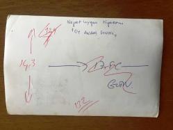 NEJAT UYGUR'UN ORİJİNAL FOTOĞRAFI - 18 x 12 cm EBADINDA - SİYAH & BEYAZ - NEJAT UYGUR TİYATROSU OY ANAM SINIFI OYNANIRKEN ÇEKİLMİŞ BİR KARE