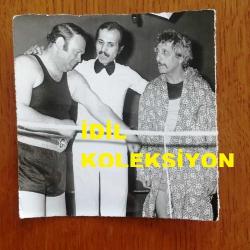 NEJAT UYGUR'UN ORİJİNAL FOTOĞRAFI - 8,5 x 8 cm EBADINDA - SİYAH & BEYAZ - NEJAT UYGUR TİYATRO SAHNESİNDE BOKS MÜSABAKASI OYUNUNU SERGİLERKEN ÇEKİLMİŞ BİR KARE