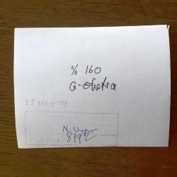 NEJAT UYGUR'UN ORİJİNAL FOTOĞRAFI - 12 x 9,5 cm EBADINDA - SİYAH & BEYAZ - NEJAT UYGUR ÇİZGİLİ CEKETİYLE MASASINDA TİYATRO OYUNU SERGİLERKEN ÇEKİLMİŞ BİR KARE, 12 MART 1992