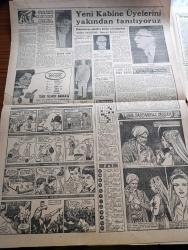 Akşam Gazetesi - 2 Haziran 1960 - Soruşturma Açılırken Yazan Doçent Doktor Edip F. Çelik Köşe Yazısı - Topkapı Olaylarının İçyüzü Fotoğraflar - İktisadi Tasarruf Yapılacak - İsmet İnönü Harekattan Haberim Yoktu - Cemal Gürsel Gençliğe Hitabede Bulundu - Vatan Cephesi Ocakları Kaldırılıyor - Rejim Islahatı İçin İki İlim Heyeti Kuruldu - Hürriyet Anıtı İçin Kampanya Kapandı - Galatasaray'ın Kıymetli Futbolcusu İsmail Kurt - At Yarışları - Dördüncü Murad Siyah Zambak Yazan Suzan Sözen Yazı Dizisi - Kızkulesi Kahramanı Çizen Suat Yalaz - Aşk Var Oldukça Aşk Ve His Romanı Resimleyen Remzi - Adnan Menderes  Mayıs'ta Ankara'da Yuhalanmıştı - Satın Alınan Koca Yazan Luisa Maria Linares Yazı Dizisi - Yeni Kabine Üyelerini Yakından Tanıtıyoruz - Bize Barbaroslu Derler Yazan Çizen Ratip Tahir Burak - Kont Senlibenli Çizgi Roman - Nazlı İle Hamza Karikatür - Yaralı Gönül Çizgi Roman - Vadiler Hakimi Çizgi Roman - Muhtar Uluer - Sıtkı Ulay - Selim Sarper - Polis Copu En Fazla Demokrat Partililere