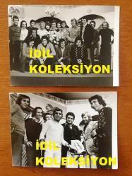 NEJAT UYGUR'UN ORİJİNAL 2'Lİ FOTOĞRAF SETİ - 18 x 13 cm EBADINDA - SİYAH & BEYAZ - NEJAT UYGUR ve TİYATRO SAHNESİ ARKADAŞLARININ TOPLUCA HATIRA FOTOĞRAFI ÇEKTİRDİKLERİ 2 FARKLI KARE