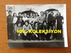 NEJAT UYGUR'UN ORİJİNAL 2'Lİ FOTOĞRAF SETİ - 18 x 13 cm EBADINDA - SİYAH & BEYAZ - NEJAT UYGUR ve TİYATRO SAHNESİ ARKADAŞLARININ TOPLUCA HATIRA FOTOĞRAFI ÇEKTİRDİKLERİ 2 FARKLI KARE