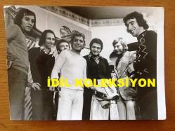 NEJAT UYGUR'UN ORİJİNAL 2'Lİ FOTOĞRAF SETİ - 18 x 13 cm EBADINDA - SİYAH & BEYAZ - NEJAT UYGUR ve TİYATRO SAHNESİ ARKADAŞLARININ TOPLUCA HATIRA FOTOĞRAFI ÇEKTİRDİKLERİ 2 FARKLI KARE