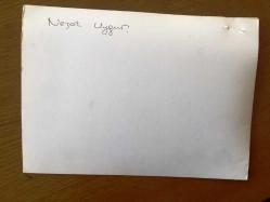 NEJAT UYGUR'UN ORİJİNAL 2'Lİ FOTOĞRAF SETİ - 18 x 13 cm EBADINDA - SİYAH & BEYAZ - NEJAT UYGUR ve TİYATRO SAHNESİ ARKADAŞLARININ TOPLUCA HATIRA FOTOĞRAFI ÇEKTİRDİKLERİ 2 FARKLI KARE