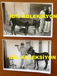 NEJAT UYGUR'UN ORİJİNAL 2'Lİ FOTOĞRAF SETİ - 18 x 13 cm EBADINDA - SİYAH & BEYAZ - NEJAT UYGUR TİYATRO SAHNESİNDE EŞEĞİ İLE BİRLİKTE OYNARKEN ÇEKİLMİŞ 2 FARKLI KARE