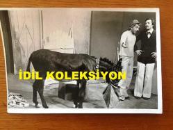 NEJAT UYGUR'UN ORİJİNAL 2'Lİ FOTOĞRAF SETİ - 18 x 13 cm EBADINDA - SİYAH & BEYAZ - NEJAT UYGUR TİYATRO SAHNESİNDE EŞEĞİ İLE BİRLİKTE OYNARKEN ÇEKİLMİŞ 2 FARKLI KARE