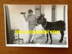 NEJAT UYGUR'UN ORİJİNAL 2'Lİ FOTOĞRAF SETİ - 18 x 13 cm EBADINDA - SİYAH & BEYAZ - NEJAT UYGUR TİYATRO SAHNESİNDE EŞEĞİ İLE BİRLİKTE OYNARKEN ÇEKİLMİŞ 2 FARKLI KARE