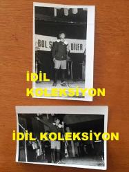 NEJAT UYGUR'UN ORİJİNAL 2'Lİ FOTOĞRAF SETİ - 18 x 13 cm EBADINDA - SİYAH & BEYAZ - NEJAT UYGUR'UN TİYATRO SAHNESİNDE İLKOKUL KIYAFETLERİYLE KONUŞMA YAPTIĞI ANLARDAN 2 FARKLI KARE