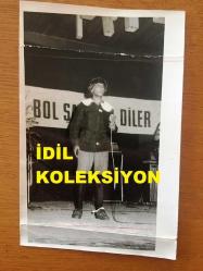 NEJAT UYGUR'UN ORİJİNAL 2'Lİ FOTOĞRAF SETİ - 18 x 13 cm EBADINDA - SİYAH & BEYAZ - NEJAT UYGUR'UN TİYATRO SAHNESİNDE İLKOKUL KIYAFETLERİYLE KONUŞMA YAPTIĞI ANLARDAN 2 FARKLI KARE