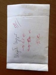 NEJAT UYGUR'UN ORİJİNAL 2'Lİ FOTOĞRAF SETİ - 18 x 13 cm EBADINDA - SİYAH & BEYAZ - NEJAT UYGUR'UN TİYATRO SAHNESİNDE İLKOKUL KIYAFETLERİYLE KONUŞMA YAPTIĞI ANLARDAN 2 FARKLI KARE