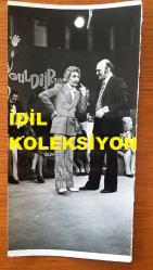 NEJAT UYGUR'UN ORİJİNAL FOTOĞRAFI - 18 x 9 cm EBADINDA - SİYAH & BEYAZ - NEJAT UYGUR ve ÖZTÜRK SERENGİL SAHNEDE BİRLİKTEYKEN ÇEKİLMİŞ ÇOK GÜZEL BİR KARE, GÜLÜNÜZ GÜLDÜRÜNÜZ PROGRAMI, TRT YAYINI, 1980'LER