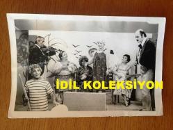 NEJAT UYGUR'UN ORİJİNAL FOTOĞRAFI - 18 x 12 cm EBADINDA - SİYAH & BEYAZ - NEJAT UYGUR SAHNEDE ÇALGICILIK OYNAYAN TİYATRO ARKADAŞLARIYLA AYNI KAREDE