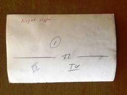 NEJAT UYGUR'UN ORİJİNAL FOTOĞRAFI - 18 x 12 cm EBADINDA - SİYAH & BEYAZ - NEJAT UYGUR SAHNEDE ÇALGICILIK OYNAYAN TİYATRO ARKADAŞLARIYLA AYNI KAREDE