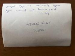 NEJAT UYGUR'UN ORİJİNAL FOTOĞRAFI - 18 x 12 cm EBADINDA - SİYAH & BEYAZ - NEJAT UYGUR OYUN SONRASINDA MİDE KANAMASI GEÇİREN EŞİ NECLA UYGUR'U HASTANEDE HASTA YATAĞINDA YALNIZ BIRAKMADI, VEFA ve SEVGİ DOLU BU DUYGUSAL ANLARDAN BİR KARE, 3 ARALIK 1984