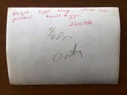 NEJAT UYGUR'UN ORİJİNAL FOTOĞRAFI - 18 x 13 cm EBADINDA - SİYAH & BEYAZ - NEJAT UYGUR SAHNE ÖNCESİNDE YEMEKLERİNİ YEDİĞİ BAŞVEKİL KEBAP, LAHMACUN ve PİDE SALONUNUN ÖNÜNDE SMOKİNİYLE POZ VERİRKEN ÇEKİLMİŞ BİR KARE, 27 KASIM 1984