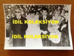 NEJAT UYGUR'UN ORİJİNAL FOTOĞRAFI - 18 x 12 cm EBADINDA - SİYAH & BEYAZ - NEJAT UYGUR OĞLU KEMAL UYGUR'UN İREM UYGUR'LA OLAN DÜĞÜNÜNDE EŞİ NECLA UYGUR İLE BİRLİKTE HATIRA POZU VERDİKLERİ BİR KARE, 16 MART 1984