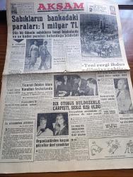 Akşam Gazetesi - 16 Haziran 1960 - Dış Münasebetlerin Yürütülmesi Yazan Doçent Doktor Edip F. Çelik Köşe Yazısı - Sabıkların Bankadaki Paraları 1 Milyar TL - Muzaffer Kurbanoğlu Avrupa'da Kayıp - Yassıada'da Polis Romanları Rağbet Gördü - Seçimler 4 5 Ay İçerisinde Yapılacak - 19 Mayıs Gösterisi 26 Haziran'da Yapılacak - Milli Birlik Komitesi Üyeleri Törenle And İçecek - Belediye Başkanı Kurmay Albay Şefik Erensü - Güzellik Kraliçesi Organizatörlerinin Elinden Zor Kurtulan İki Güzel Fotoğraf - Kore Birliği Yola Çıktı - Kızkulesi Kahramanı Çizen Suat Yalaz - Dördüncü Murad Siyah Zambak Yazan Suzan Sözen Yazı Dizisi - İhtilal Ve Partiler Yazan Müşerref Hekimoğlu Köşe Yazısı - Aşk Var Oldukça Aşk Ve His Romanı Resimleyen Remzi - Mutlu Sıkıntılar Yazan Aziz Nesin Köşe Yazısı - İngiliz Ana Kraliçesi Elizabeth Evlenecekmiş - Bize Barbaroslu Derler Yazan Çizen Ratip Tahir Burak - Kont Senlibenli Çizgi Roman - Nazlı İle Hamza Karikatür - Vadiler Hakimi Çizgi Roman - Karagümrük'lü Kadri Aytaç