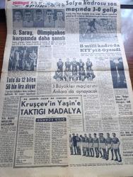Milliyet Gazetesi - 23 Kasım 1960 - Yassıada'da ilk Tahliye Kararı - Bebek Davası Sanıklarından Doktor Fahri Atabey 17.45 de  Serbest Bırakıldı - Adnan Menderes Hakkında Bu Dava İle İlgili Tevkif Kararı Kalktı - Gemi Davası Duruşması 45 Dakika Sürdü - 6 7 Eylül Duruşmalarında 11 Sabık Bakan Tanıklık Yaptı - Değirmen Davasında Arsa İle İlgili Rapor Sanığı Kızdırdı - Uşak Olaylarının Tahkikatı Başladı - Sabık Milli Birlik Komitesi Üyesi Rifat Baykal Da Dün Gitti - Çetin Altan Köşe Yazısı - Bugünkü Burç Falınız - Kongo İle Birleşmiş Milletler Kuvvetleri Arasında Çarpışma Oldu - Abdülcanbaz'ın Maceraları Çizen Turhan Selçuk - Yakut Gözlü Kedi Yazan Ümit Deniz Yazı Dizisi - Cici Can Çizen Bedri - Sahne Aşkları Çizen Leonard Starr - Maruf Bey Çizen Martin - Johnny Hazard Çizen Frank Robbins - Galatasaray Olimpiyakos Karşısında Daha Şanslı - Toto'da 12 Bilen 56 Bin Lira Alıyor