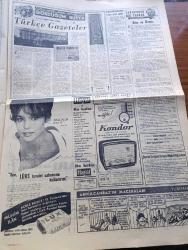 Milliyet Gazetesi - 15 Eylül 1960 - Okul İnşası İçin Vergi Konmuyor  - Kabzımallara Hali Terk Emri Verildi - Düşük Demokrat Parti İktidarı 30 Cami Yıktırmış 65 Camii De Kapatmış - Ermeni Patriği Haçaduryan Düşük Başbakan Adnan Menderes'e Yolladığı Mektup Yüzünden Üzgünüm Diyor - Diyarbakır'da Petrol Bulundu - Muzaffer Özdağ 1919 İhtilali Hedefine Ulaşamamış Bir İhtilaldir Dedi - Galatasaraylı Metin Oktay Dün Cezaevine Girdi - Kongoda Ordu İdareyi Ele Aldı - Ankara'da 2 Bin Kişi İfade Verdi - Beş Kadın Daha Çarşafını Çıkardı - Çetin Altan Köşe Yazısı - İstanbul Ankara Teknik Üniversite Radyosu Programı - Bugünkü Burç Falı - Gördüğüm Rusya Röportaj Ömer Sami Coşar Yazı Dizisi - Abdülcanbaz'ın Maceraları Çizgi Roman Çizen Turhan Selçuk - Cici Can Çizen Bedri - Sahne Aşkları Çizen Leonard Starr - Demir Yumruk John C. Murphy - Uçan Avustralyalı Herb Elliot - Yakut Gözlü Kedi Yazan Ümit Deniz Yazı Dizisi - Rapid Beşiktaş'ı Farklı Mağlup Etti - Beşiktaş Galatasaray Ankara'da Gece Maçı Yapacak