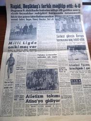 Milliyet Gazetesi - 15 Eylül 1960 - Okul İnşası İçin Vergi Konmuyor  - Kabzımallara Hali Terk Emri Verildi - Düşük Demokrat Parti İktidarı 30 Cami Yıktırmış 65 Camii De Kapatmış - Ermeni Patriği Haçaduryan Düşük Başbakan Adnan Menderes'e Yolladığı Mektup Yüzünden Üzgünüm Diyor - Diyarbakır'da Petrol Bulundu - Muzaffer Özdağ 1919 İhtilali Hedefine Ulaşamamış Bir İhtilaldir Dedi - Galatasaraylı Metin Oktay Dün Cezaevine Girdi - Kongoda Ordu İdareyi Ele Aldı - Ankara'da 2 Bin Kişi İfade Verdi - Beş Kadın Daha Çarşafını Çıkardı - Çetin Altan Köşe Yazısı - İstanbul Ankara Teknik Üniversite Radyosu Programı - Bugünkü Burç Falı - Gördüğüm Rusya Röportaj Ömer Sami Coşar Yazı Dizisi - Abdülcanbaz'ın Maceraları Çizgi Roman Çizen Turhan Selçuk - Cici Can Çizen Bedri - Sahne Aşkları Çizen Leonard Starr - Demir Yumruk John C. Murphy - Uçan Avustralyalı Herb Elliot - Yakut Gözlü Kedi Yazan Ümit Deniz Yazı Dizisi - Rapid Beşiktaş'ı Farklı Mağlup Etti - Beşiktaş Galatasaray Ankara'da Gece Maçı Yapacak