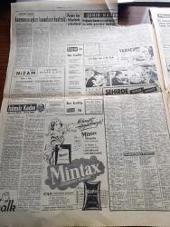 Hürriyet Gazetesi - 4 Ağustos 1960 - 235 General Ve Amiral Emekliye Ayrıldı - Türk Ordusu Gençleştiriliyor - Genelkurmay Başkanlığına Orgeneral Cevdet Sunay Getirildi - Milli Savunma Bakanı Fahri Özdilek de Tekaüt Oldu - Dernekler Politikadan Uzak Kalacak - Amerika İthalat İçin 34 Milyon Dolar Verdi - Akşehir'de Daha Da Ucuzladı - 32 Yaşını Dolduran Eski Bir Dubanın Yerine 30 Dakikada Yenisi Kondu -  Gençlere İşkence Yapan Sahte Bir Polis Yakalandı -  İsimsiz Kadın Aşk Ve His Romanı Yazan Theresa Drake Yazı Dizisi - Dedektif Nik'in Maceraları Çizgi Roman - Hem Sağır Hem Dilsiz Sanığın İfadesini Almaktadır Kabil Olmadı - Mukaddes Sır Aşk Ve Macera Romanı Çizen Faruk Geç - Hürrem Sultan Yazan Feridun Fazıl Tülbentçi Yazı Dizisi - Vivien Leigh Stewart Granger'le Gönül Avutuyor - Olimpiyatların Kuruluşundan Beri En Çok Madalya Kazanan Memleket Amerika - Binici Nail Gönenli Domino İle Yine Birinciliği Kazandı - Fenerbahçe'nin Tertiplediği Balkan Kupası Maçlarına Yunanistan Katılacak