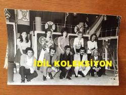 NEJAT UYGUR'UN ORİJİNAL FOTOĞRAFI - 18 x 12 cm EBADINDA - SİYAH & BEYAZ - NEJAT UYGUR TİYATRO TOPLULUĞUNDA ÇALIŞAN 17 ve TAYFASI SANATÇILARININ 10'U KARI-KOCA, 2'Sİ İSE NEJAT UYGUR'UN AKRABASIDIR, BEYOĞLU YAKASININ HİKAYESİ OYUNUNDA PERİŞAN RIFKI'YI NEJAT UYGUR CANLANDIRMIŞTIR, TOPLULUKTAKİ KARI-KOCA OYUNCULAR; TUNCER ERTEN & SEVGİ ERTEN - BAHRİ BEYAT & SÜHEYLA BEYAT - NEJAT UYGUR & NECLA UYGUR - TAŞKIN BABACAN & ECE BABACAN - TEOMAN AKSOY & AYSEL AKSOY, ÇİFTLERİDİR - 23 MAYIS 1971 TARİHİNDE GÖSTERİ SONRASINDA TOPLUCA ÇEKİLMİŞ GÜZEL BİR HATIRA FOTOĞRAFI